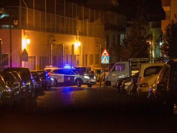 Un coche de la Guardia Civil vigila las inmediaciones de la vivienda donde han sido hallados muertos por arma de fuego un hombre y una mujer en Albuñol, Granada