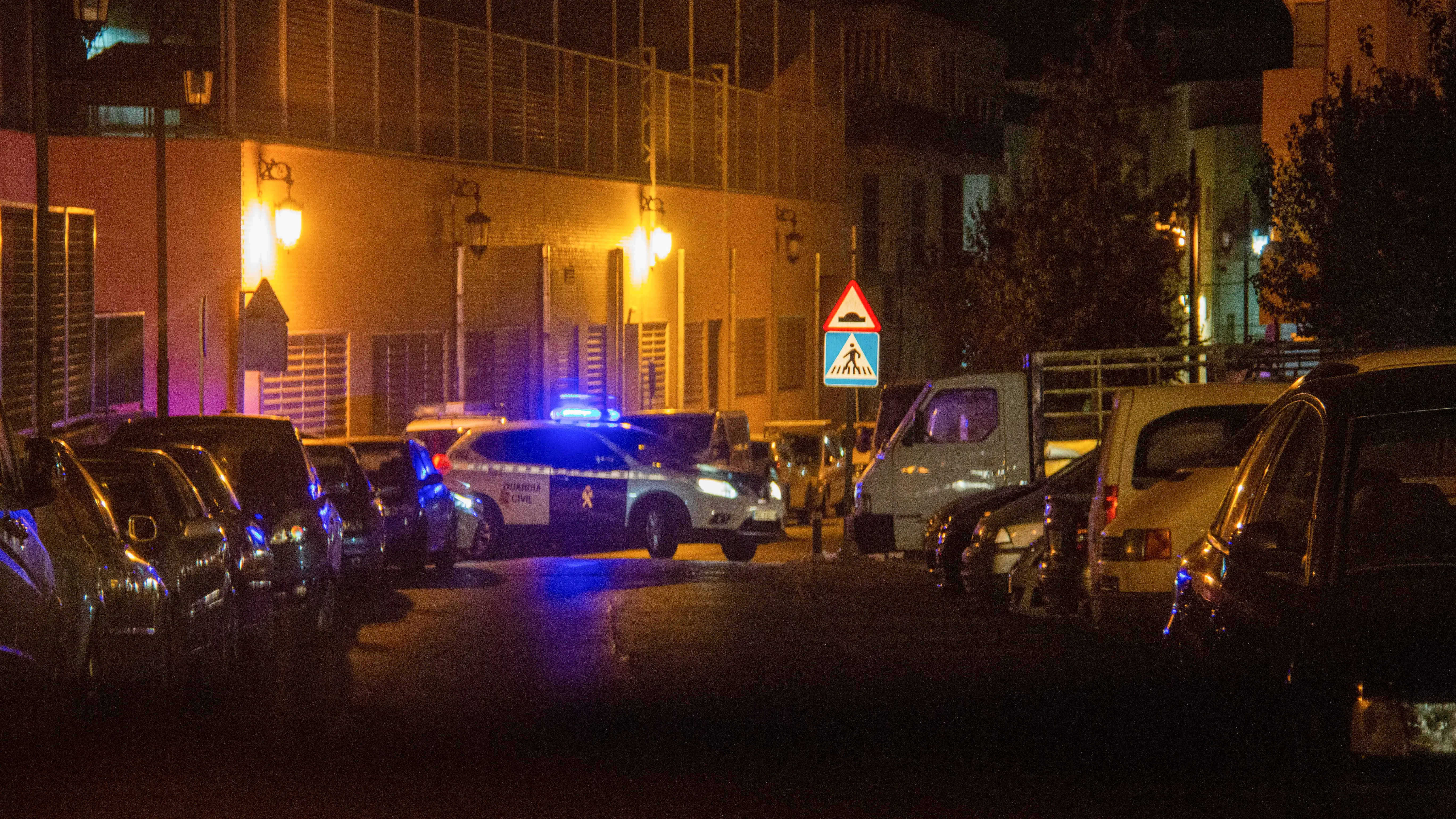 Un coche de la Guardia Civil vigila las inmediaciones de la vivienda donde han sido hallados muertos por arma de fuego un hombre y una mujer en Albuñol, Granada Un coche de la Guardia Civil vigila las inmediaciones de la vivienda donde han sido hallados muertos por arma de fuego un hombre y una mujer en Albuñol, Granada