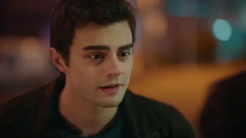 Ömer lee por equivocación la carta que Melisa escribió para Kadir y se ilusiona creyendo que era para él Ömer lee por equivocación la carta que Melisa escribió para Kadir y se ilusiona creyendo que era para él