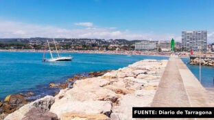 Velero encallado en una playa de Tarragona