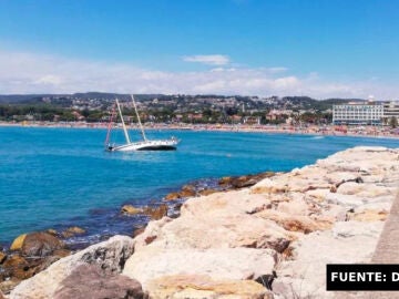 Velero encallado en una playa de Tarragona