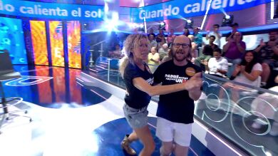 Detalle romántico de Santiago Segura con Carmen Conesa y generoso con Andrea Duro