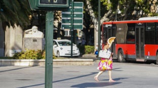 Una mujer abanic&aacute;ndose por el calor en Zaragoza