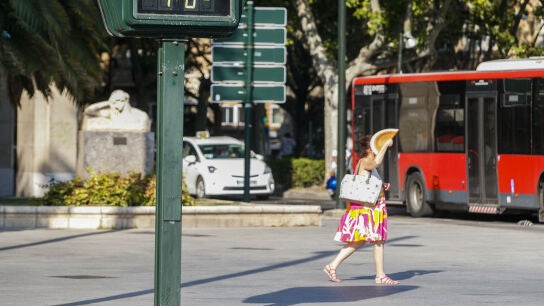 Una mujer abanic&aacute;ndose por el calor en Zaragoza