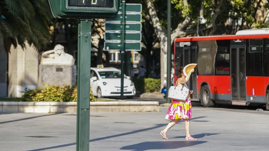 Una mujer abanicándose por el calor en Zaragoza Una mujer abanicándose por el calor en Zaragoza