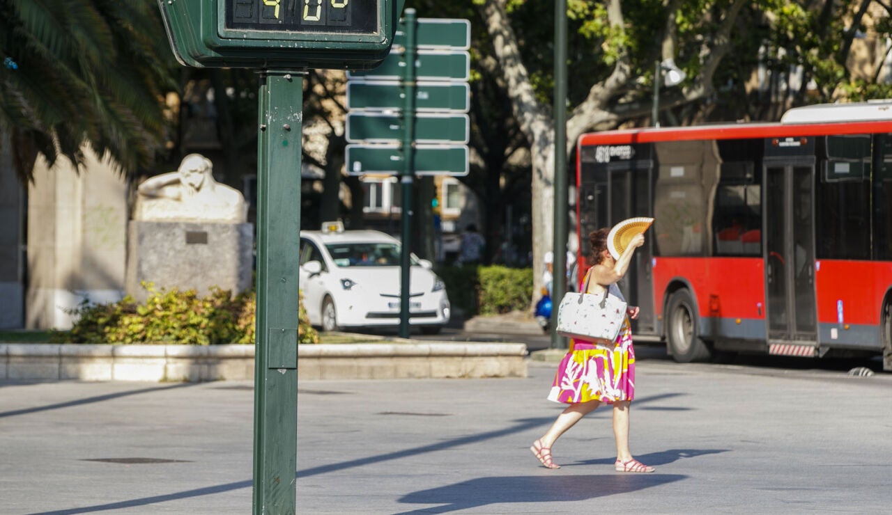 Una mujer abanic&aacute;ndose por el calor en Zaragoza