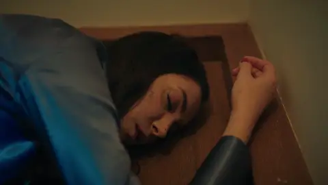 ¡Harika descubre que su madre está embarazada y, sin querer, la empuja por las escaleras! ¡Harika descubre que su madre está embarazada y, sin querer, la empuja por las escaleras!