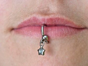 Un piercing en el labio 