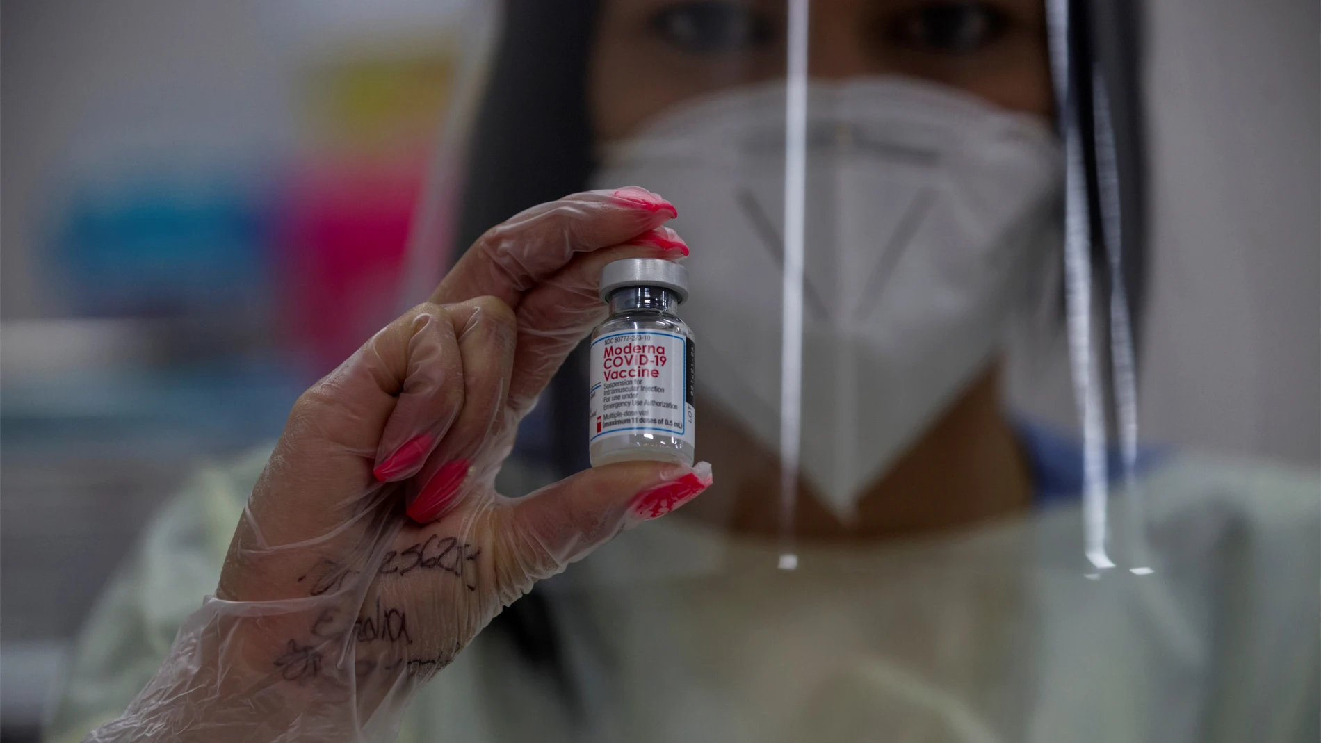 Una enfermera prepara una dosis de la vacuna de Moderna contra la covid-19