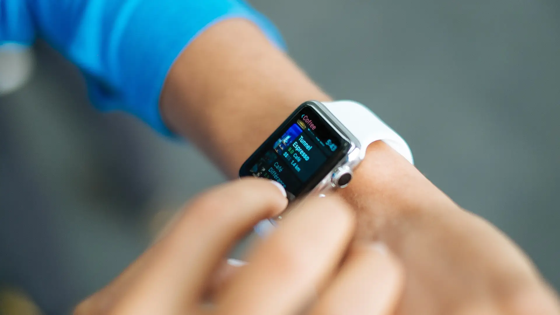 Imagen de un Apple Watch en la mu&ntilde;eca de una persona