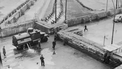 Punto de control del Muro de Berlín Punto de control del Muro de Berlín en una foto de Archivo