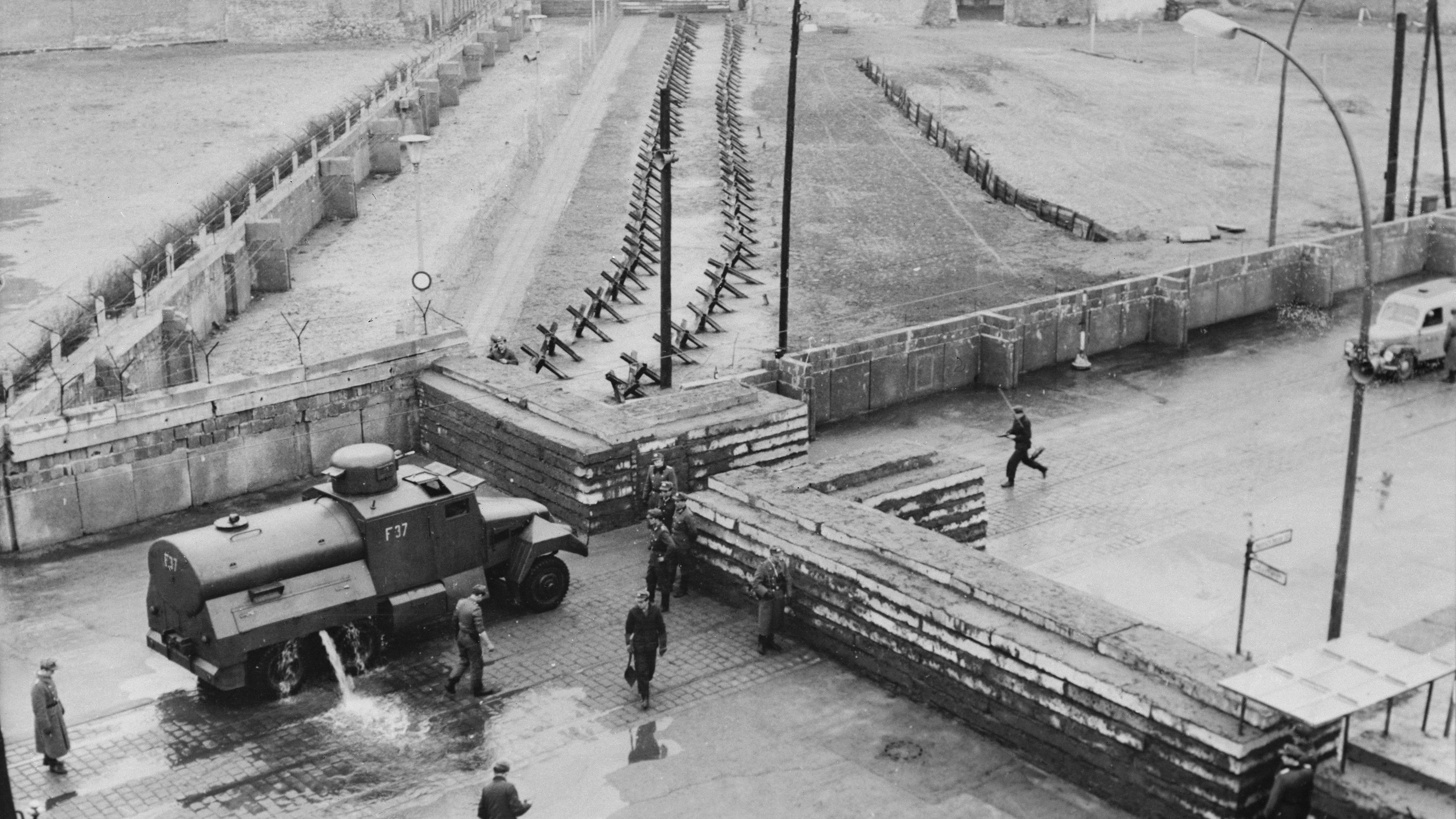 Punto de control del Muro de Berl&iacute;n en una foto de Archivo