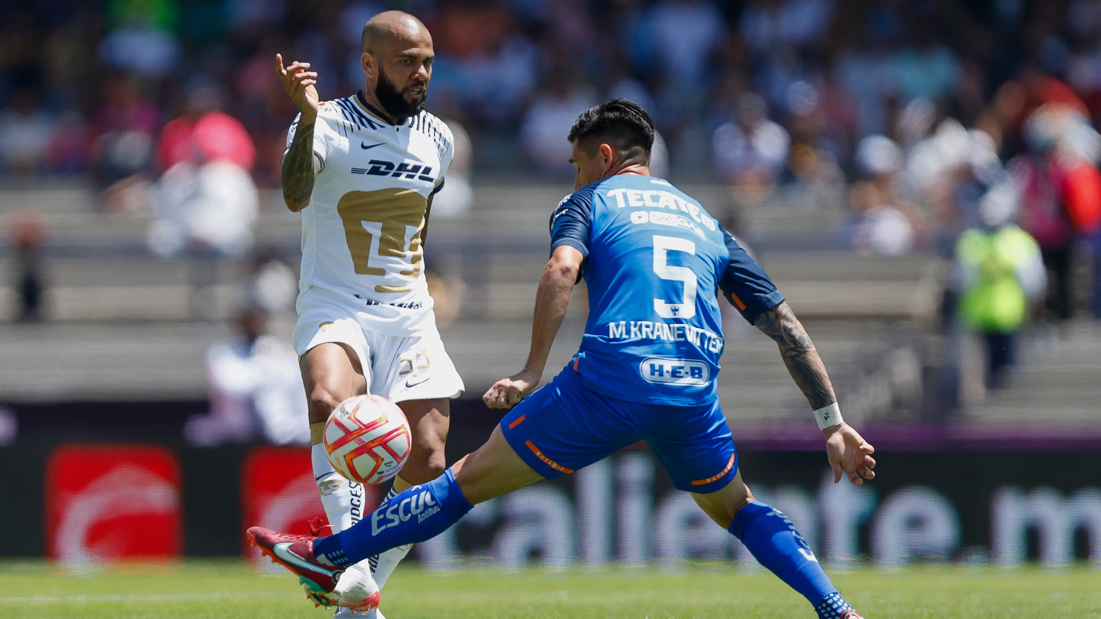 Dani Alves, en un partido con Pumas