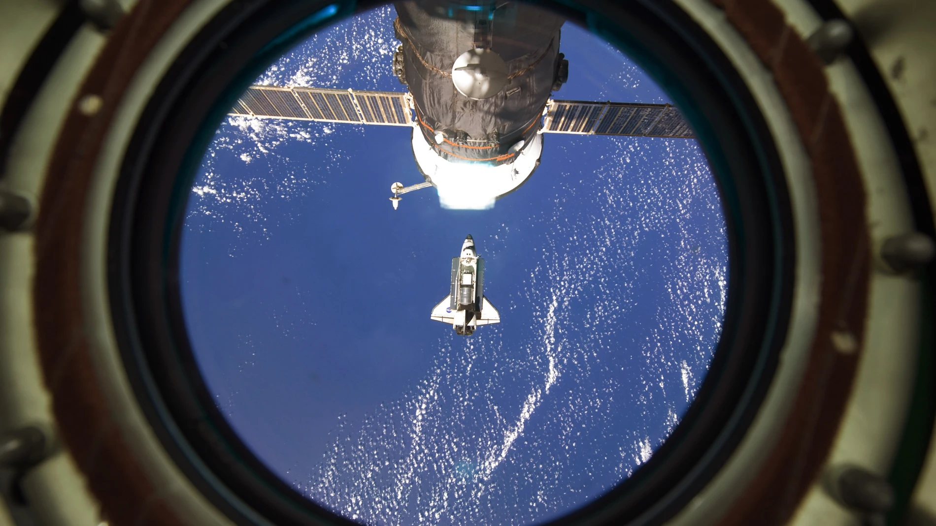 Иллюминатор космического корабля МКС