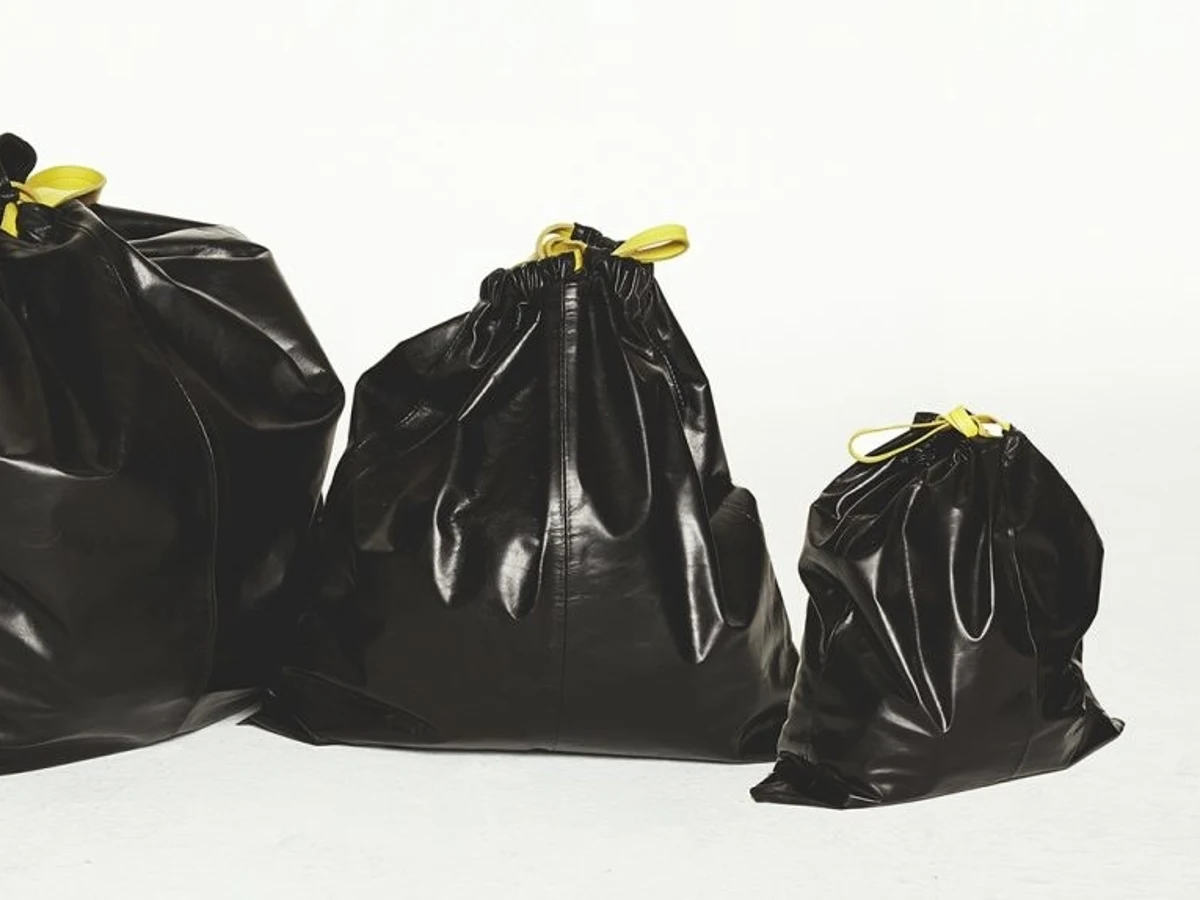 Balenciaga vende un bolso que simula una bolsa de basura pero que tiene un  trasfondo reivindicador