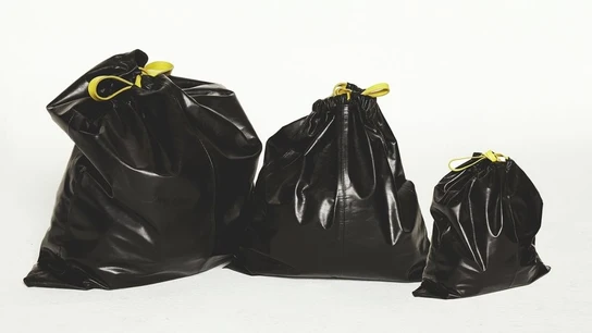 El bolso 'Trash pouch' de Balenciaga, se ha hecho viral por su similitud a una bolsa de basura El bolso 'Trash pouch' de Balenciaga, se ha hecho viral por su similitud a una bolsa de basura