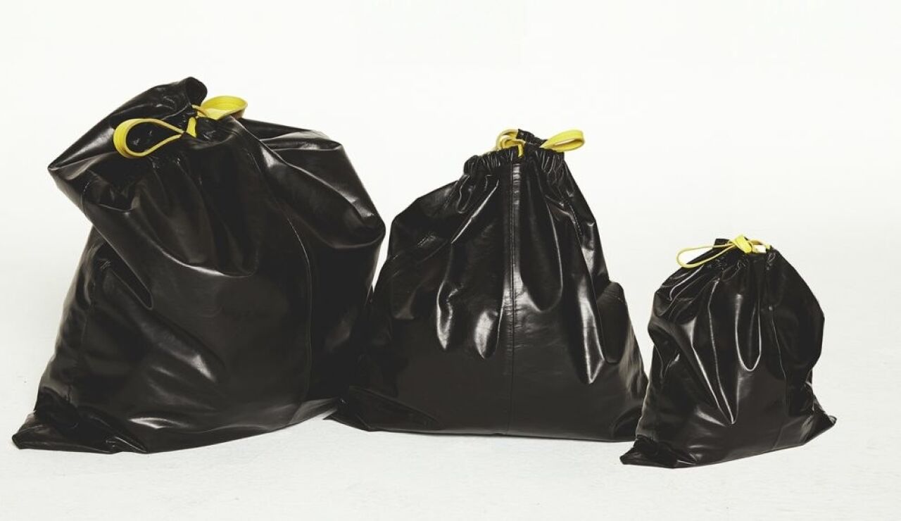El bolso 'Trash pouch' de Balenciaga, se ha hecho viral por su similitud a una bolsa de basura