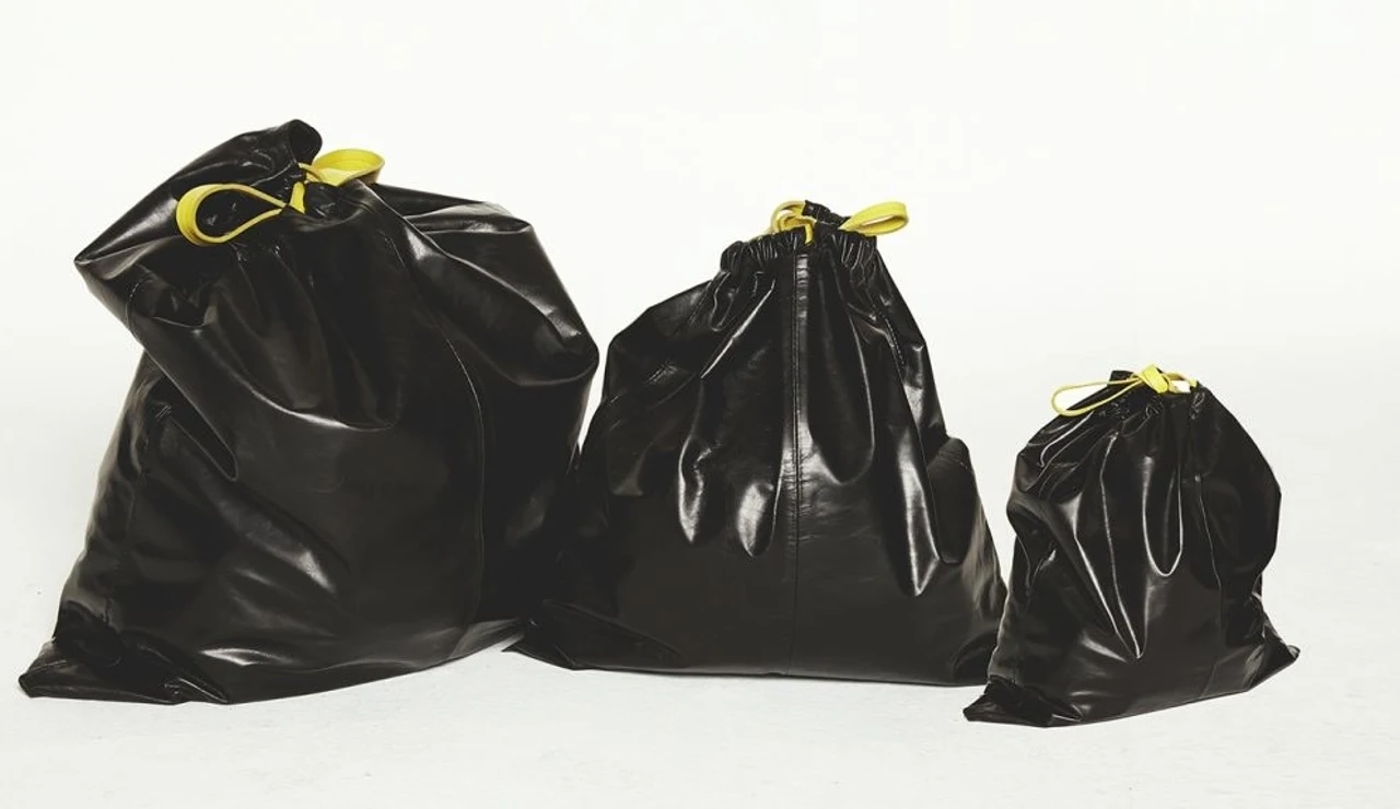 El bolso 'Trash pouch' de Balenciaga, se ha hecho viral por su similitud a una bolsa de basura