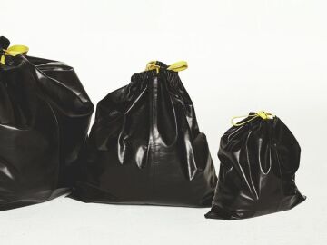 El bolso 'Trash pouch' de Balenciaga, se ha hecho viral por su similitud a una bolsa de basura