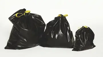 El bolso 'Trash pouch' de Balenciaga, se ha hecho viral por su similitud a una bolsa de basura El bolso 'Trash pouch' de Balenciaga, se ha hecho viral por su similitud a una bolsa de basura