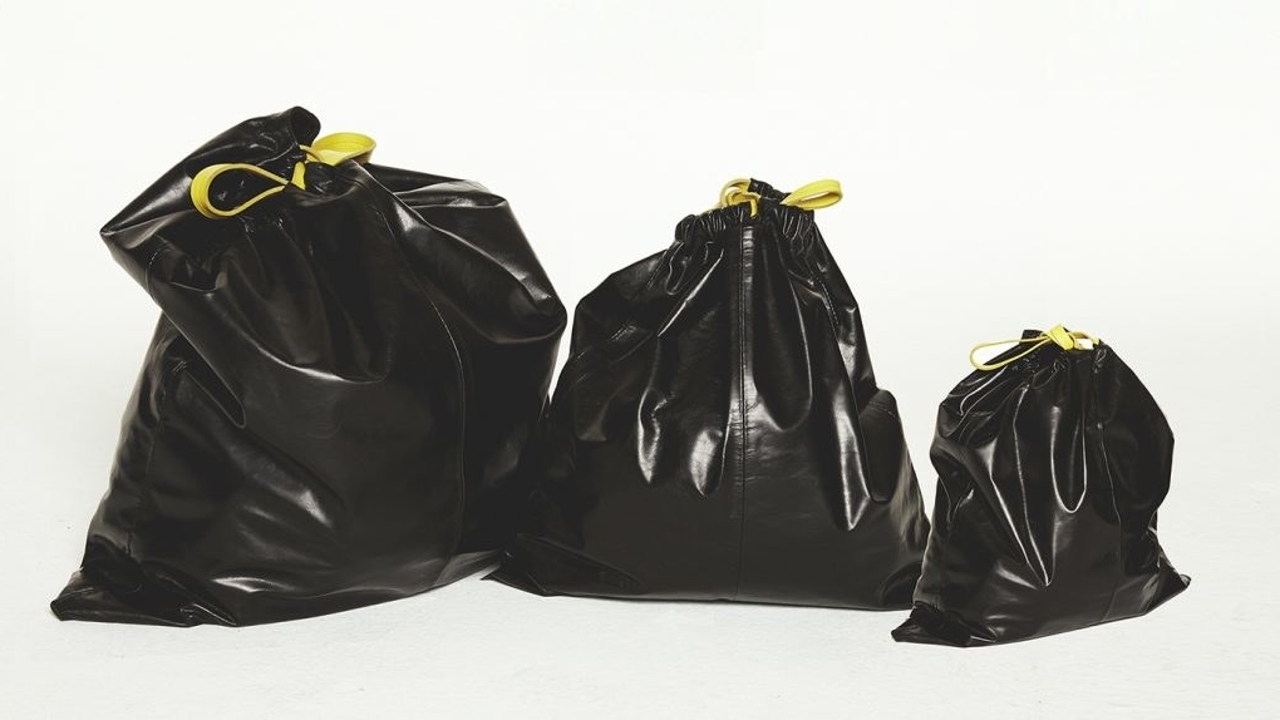 Balenciaga vende un bolso que simula una bolsa de basura pero que