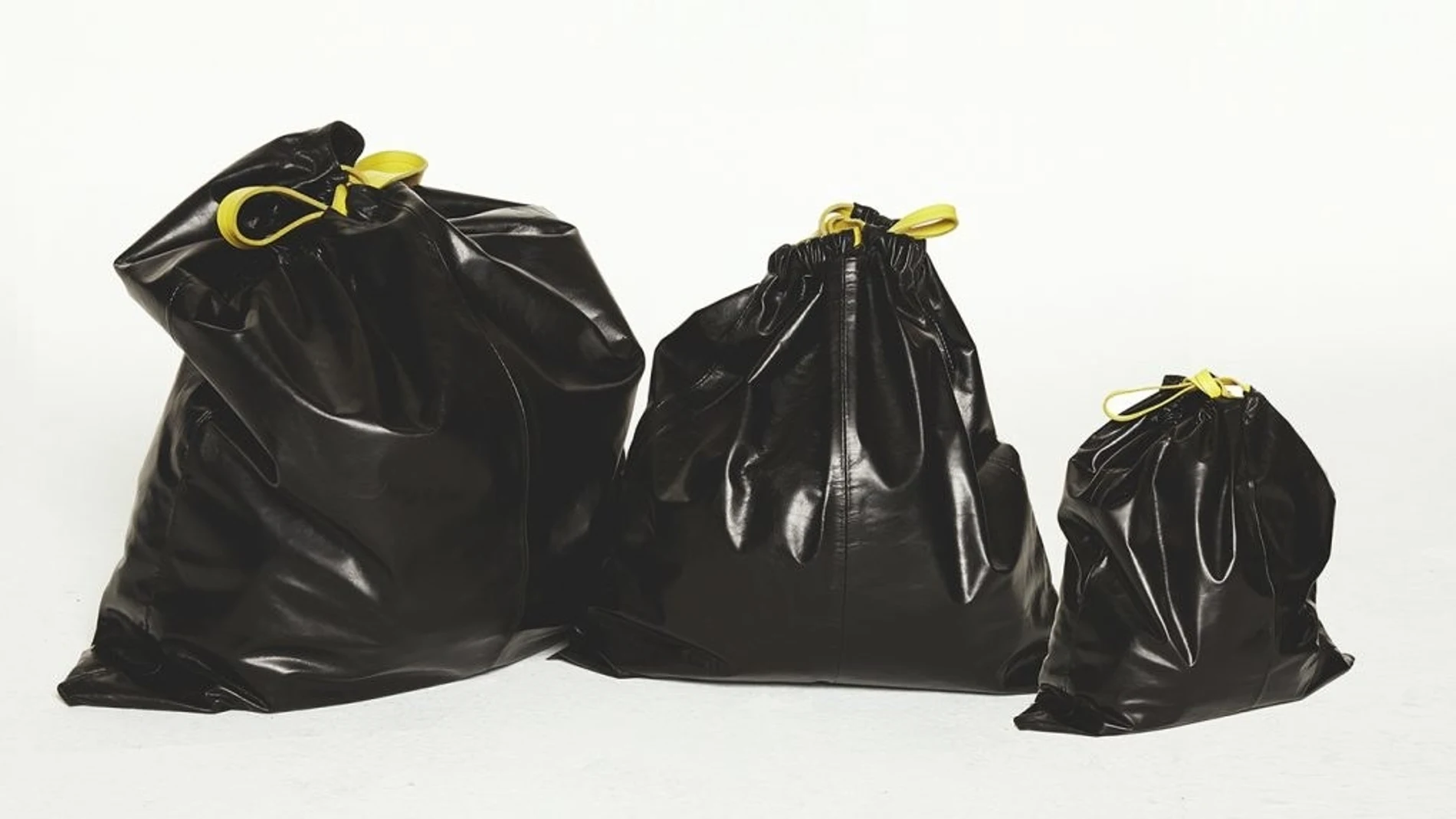 cada vez Original agujero Balenciaga vende un bolso que simula una bolsa de basura pero que tiene un  trasfondo reivindicador