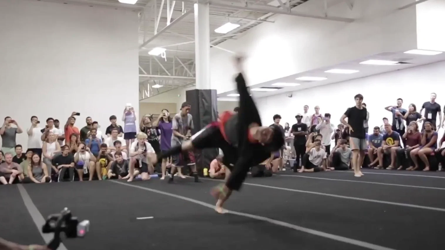El 'tricking', un mix de artes marciales mezclado con coreograf&iacute;as imposibles