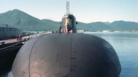 El sumarino ruso Kursk atracado en puerto Submarino Kursk atracado en una puerto de Rusia en una foto de archivo