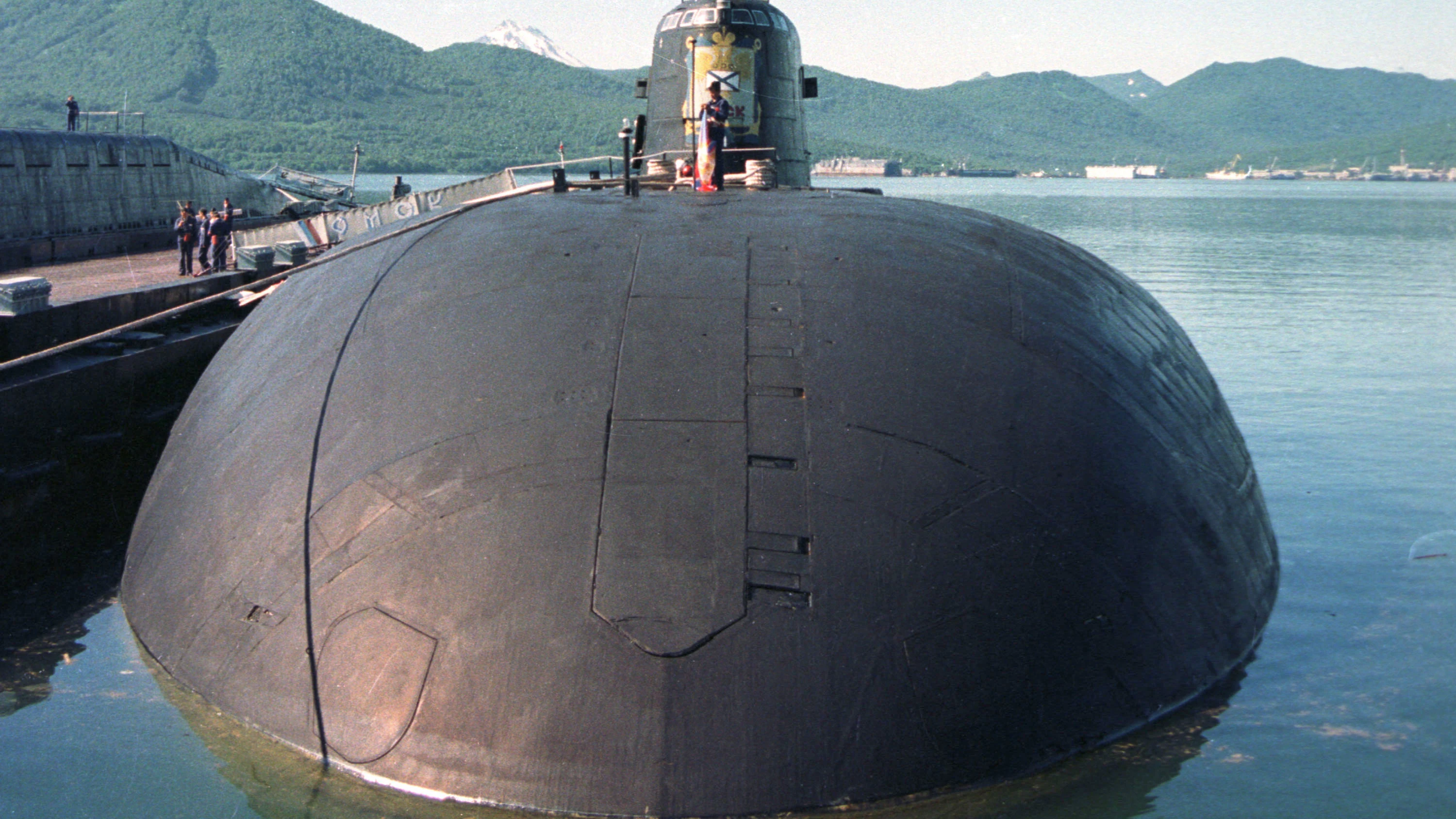 Submarino Kursk atracado en una puerto de Rusia en una foto de archivo