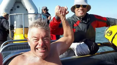 Jorge Crevillés se convierte en el primer español que consigue cruzar el Canal de Bristol Jorge Crevillés se convierte en el primer español que consigue cruzar el Canal de Bristol