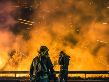 Operarios de las Brigadas de Refuerzo de Incendios Forestales en el incendio declarado Boiro, A Coruña.