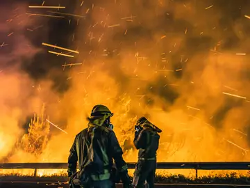 Operarios de las Brigadas de Refuerzo de Incendios Forestales en el incendio declarado Boiro, A Coruña. Operarios de las Brigadas de Refuerzo de Incendios Forestales en el incendio declarado Boiro, A Coruña.