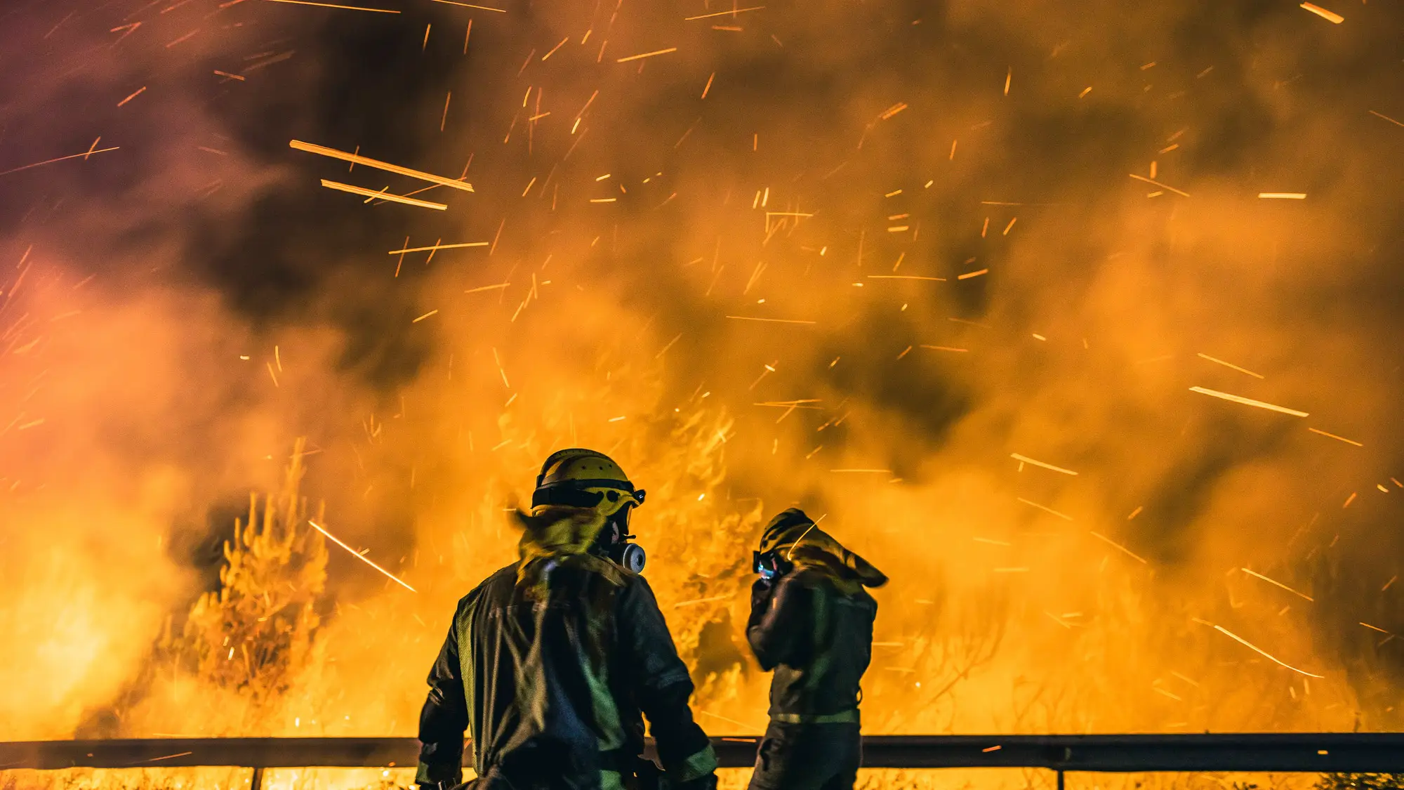Operarios de las Brigadas de Refuerzo de Incendios Forestales en el incendio declarado Boiro, A Coruña. Operarios de las Brigadas de Refuerzo de Incendios Forestales en el incendio declarado Boiro, A Coruña.