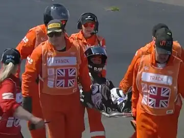 Aleix Espargaró sufre una durísima caída y abandona el circuito en camilla Aleix Espargaró sufre una durísima caída y abandona el circuito en camilla