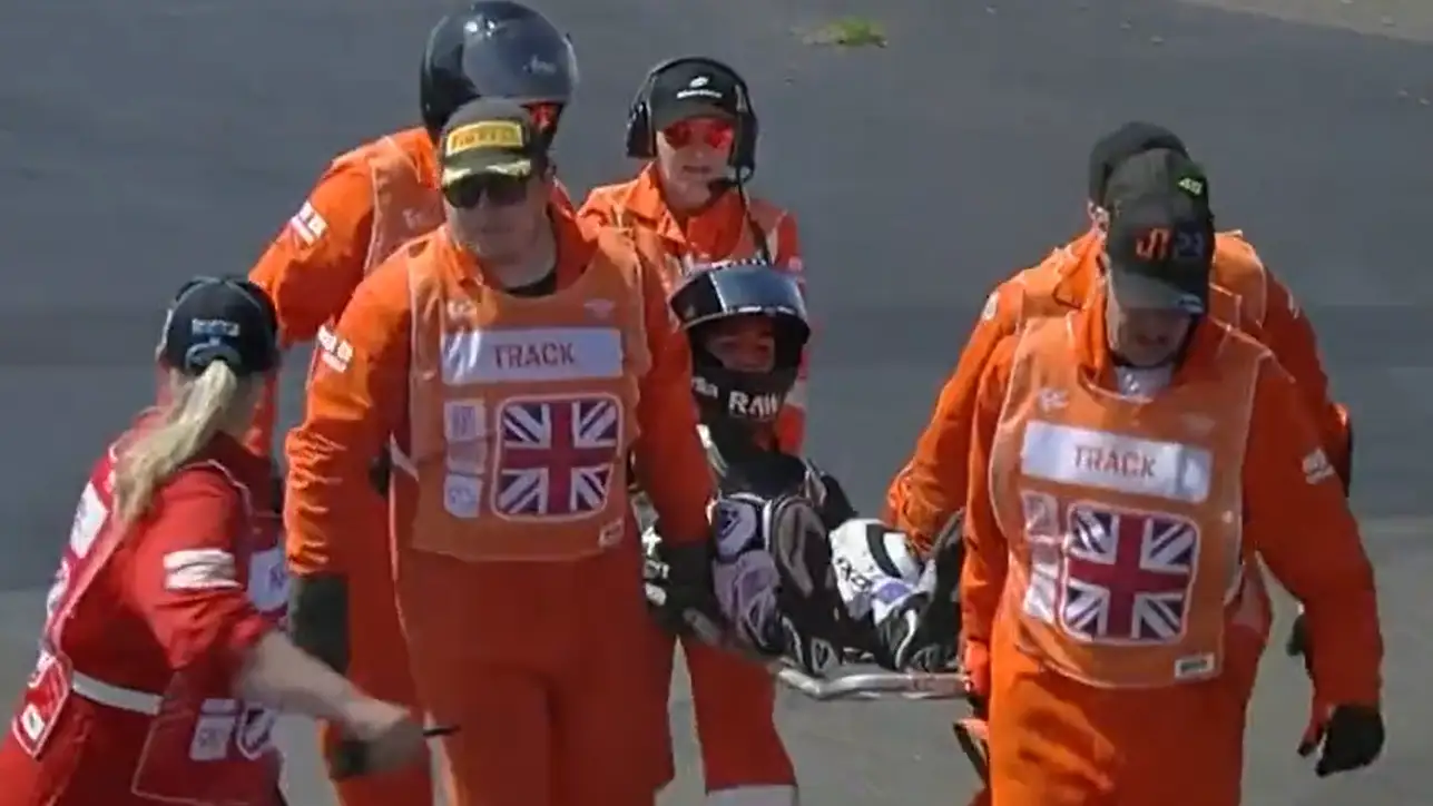 Aleix Espargar&oacute; sufre una dur&iacute;sima ca&iacute;da y abandona el circuito en camilla