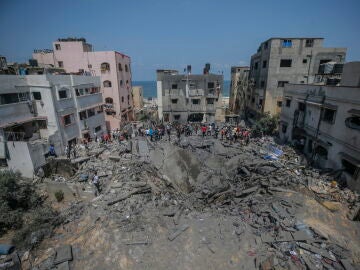 Los palestinos inspeccionan una casa destruida tras los ataques aéreos israelíes en el sur de la ciudad de Gaza