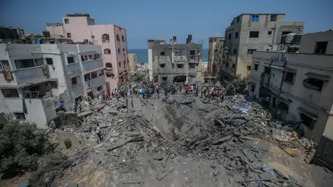 Los palestinos inspeccionan una casa destruida tras los ataques aéreos israelíes en el sur de la ciudad de Gaza Los palestinos inspeccionan una casa destruida tras los ataques aéreos israelíes en el sur de la ciudad de Gaza