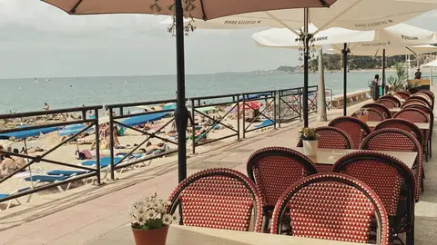 Imagen de archivo de unas mesas en un chiringuito Imagen de archivo de unas mesas en un chiringuito