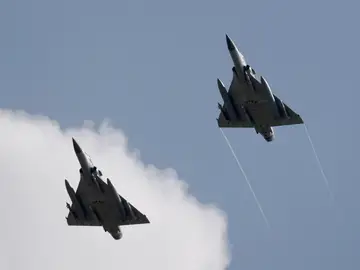 Dos aviones de combate Dos aviones de combate