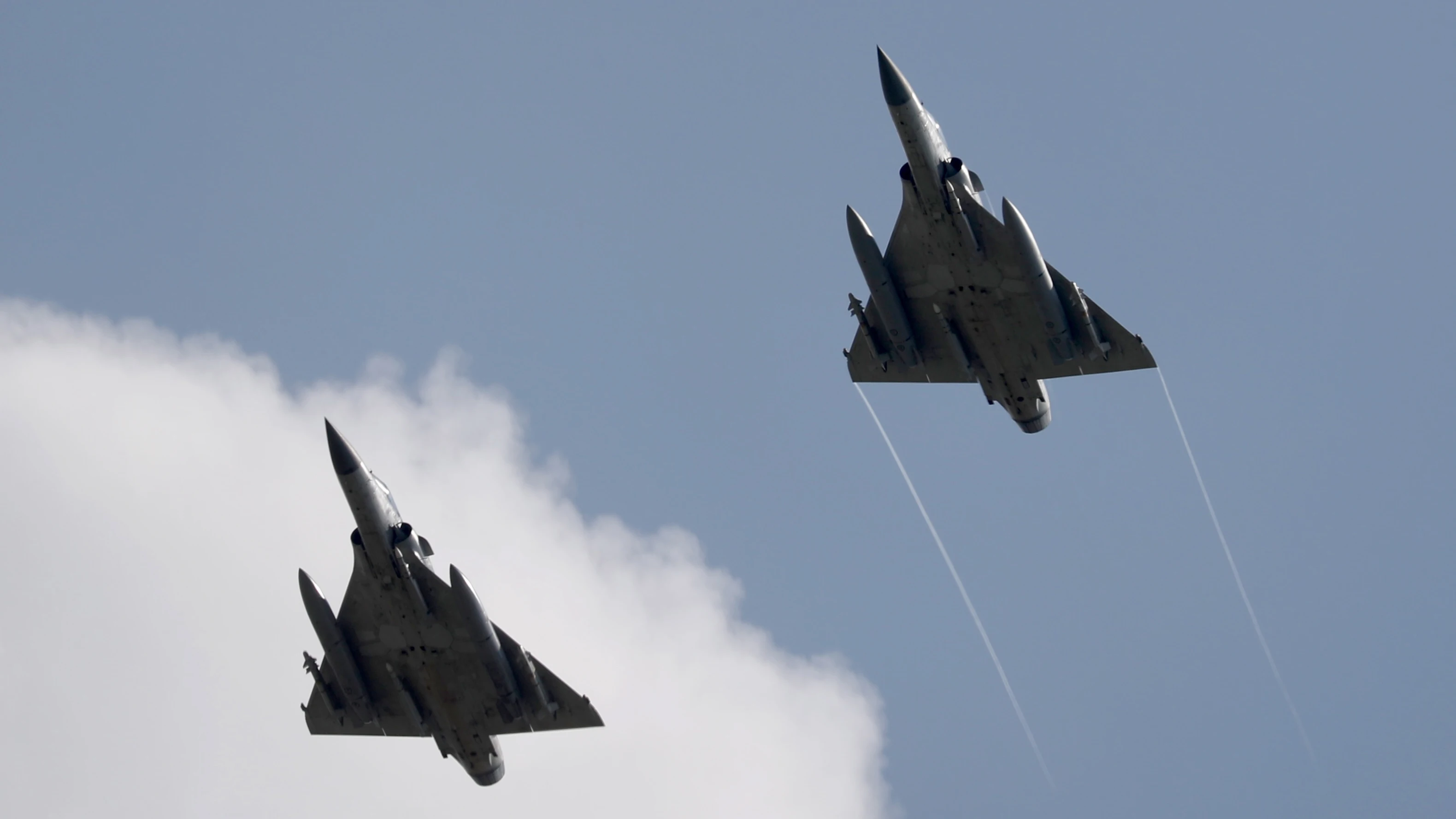 Dos aviones de combate Dos aviones de combate Mirage 2000-5 de la Fuerza Aérea de Taiwán sobrevuelan una base aérea en Hsinchu, en Taiwán