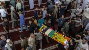 Un palestino lleva el cuerpo de una de las siete personas muertas en un ataque aéreo israelí Un palestino lleva el cuerpo de una de las siete personas muertas en un ataque aéreo israelí