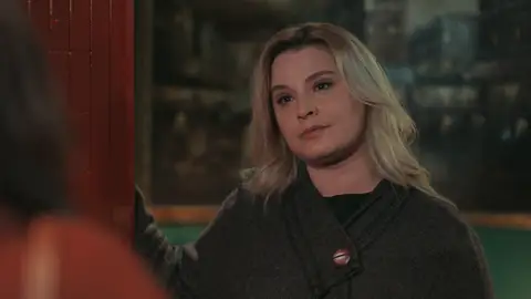 Asya le planta cara a Gönül tras descubrir que fue ella la que intentó arruinar su carrera profesional Asya le planta cara a Gönül tras descubrir que fue ella la que intentó arruinar su carrera profesional