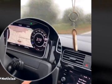 Investigan a dos personas por grabarse vídeos conduciendo a más de 200 kilómetros