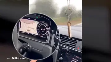 Investigan a dos personas por grabarse vídeos conduciendo a más de 200 kilómetros
