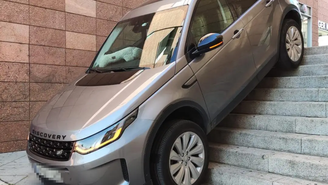 Coche atrapado en las escaleras de la plaza de Santa Teresa (Avila) 