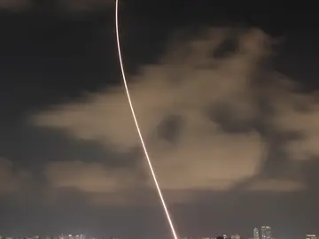 Una larga exposición de un misil de batería Iron Dome lanzado cerca de la ciudad de Ashdod, en el sur de Israel. Una larga exposición de un misil de batería Iron Dome lanzado cerca de la ciudad de Ashdod, en el sur de Israel.