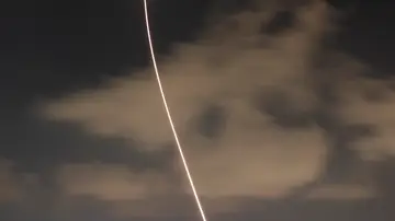 Una larga exposición de un misil de batería Iron Dome lanzado cerca de la ciudad de Ashdod, en el sur de Israel. Una larga exposición de un misil de batería Iron Dome lanzado cerca de la ciudad de Ashdod, en el sur de Israel.