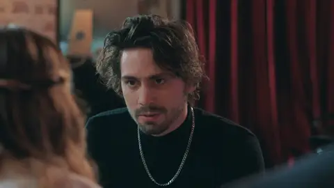 Selçuk sigue adelante con sus planes de boda con Nil: "No voy a casarme con Ceren porque esté embarazada" Selçuk sigue adelante con sus planes de boda con Nil: "No voy a casarme con Ceren porque esté embarazada"