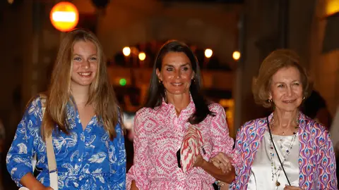 Leonor, Letizia y Sofía paseando por Mallorca Leonor, Letizia y Sofía paseando por Mallorca