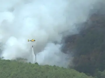 Helicópteros realizando labores de extinción sobre el incendio de Ávila
